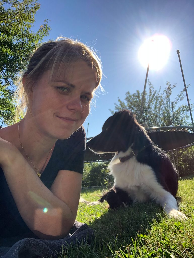 Amanda och Tapp ligger tillsammans på gräsmattan